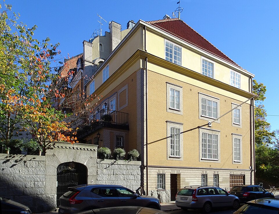 Tofslärkan 1, Verdandigatan 2: Byggnadsår 1911-13, arkitekt I G Ekedahl (fasad) och I Engström, byggherre W Blomberg, byggmästare I Eng- ström. Påbyggnad med en våning 1917, ark J Norborg