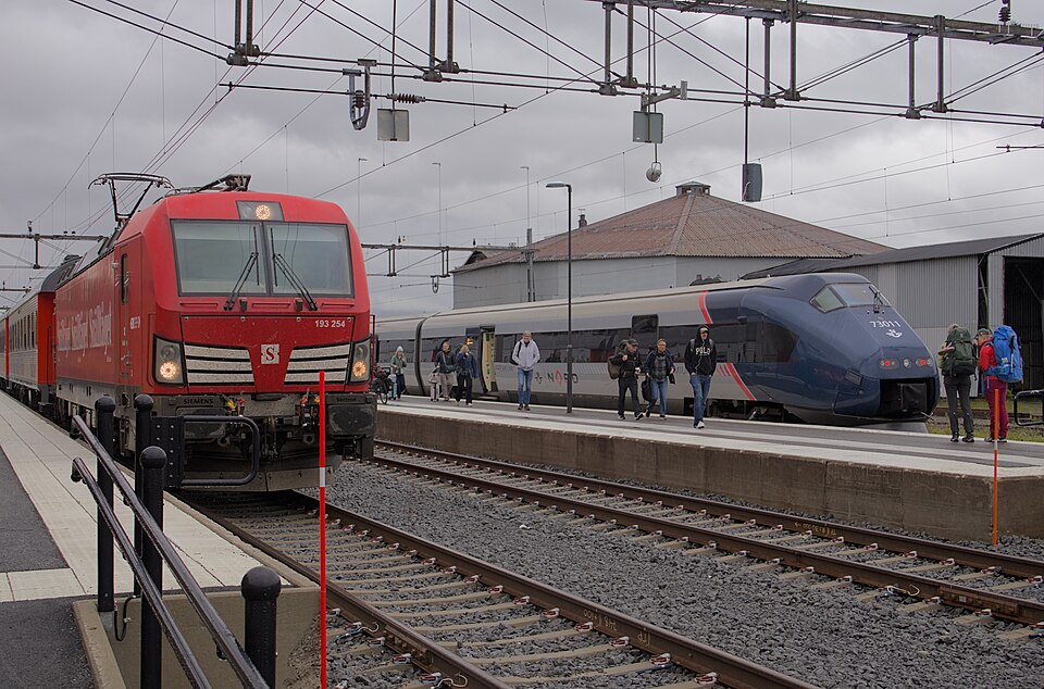 Snälltåget night train and an SJ Norge class 73 trainset at Storlien station