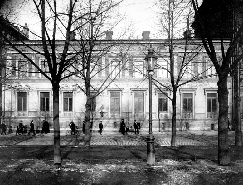 Kungsträdgårdsgatan 14, Barclayska huset och allén framför. Även kallat Wallenbergska huset 1915. Byggt 1856-1857. Rivet 1916.