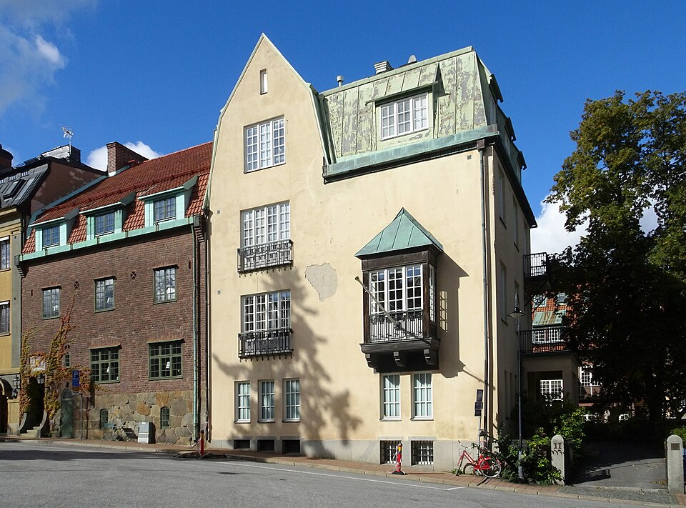 Tofslärkan 10, Tyrgatan 11: Byggnadsår 1909-12, arkitekter Hagström & Ekman, byggherre och byggmästare R Edblom.