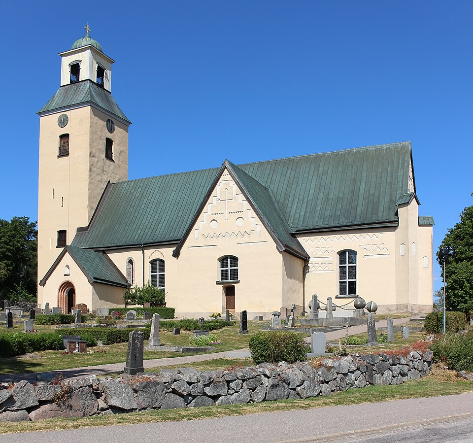Rasbo kyrka från söder.