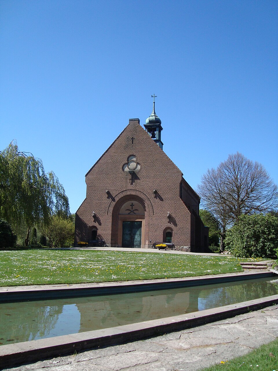 Begravningskapellet och spegeldammen i Pålsjö kyrkogård i Helsingborg.