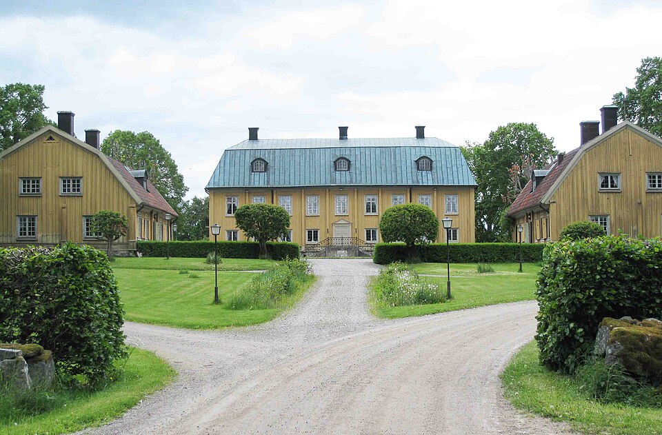 Bålby fotat från allén.