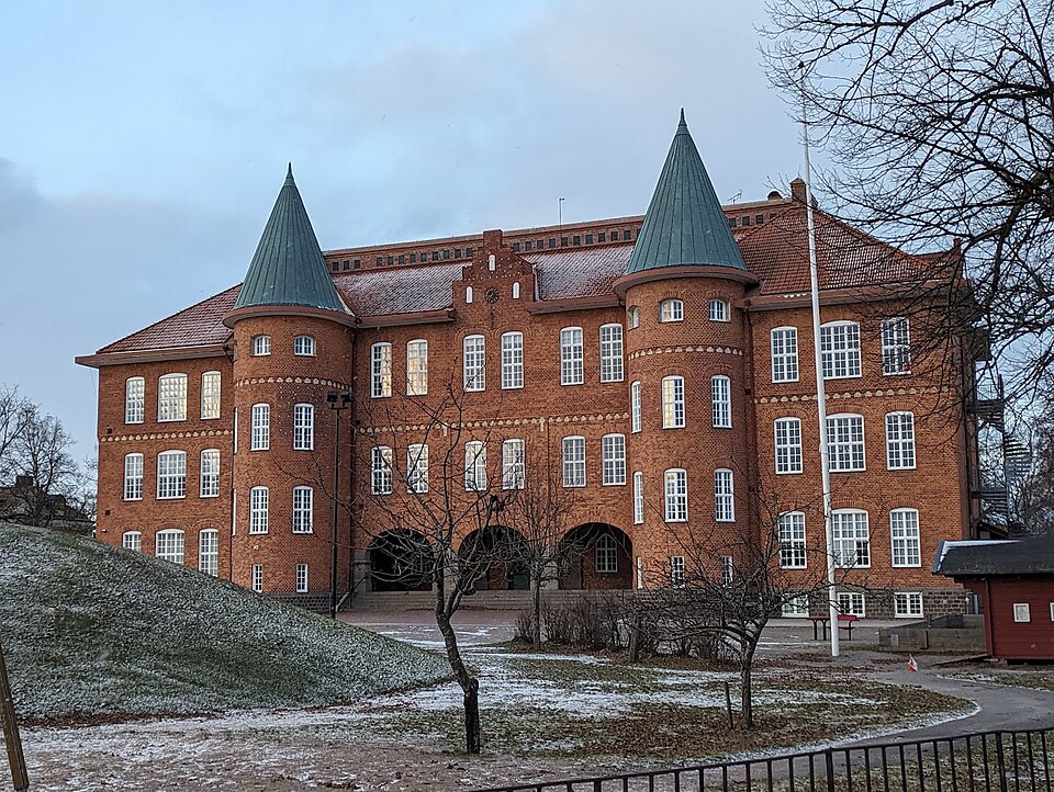 En bild av Marieborgsskolan i Västervik dagtid.