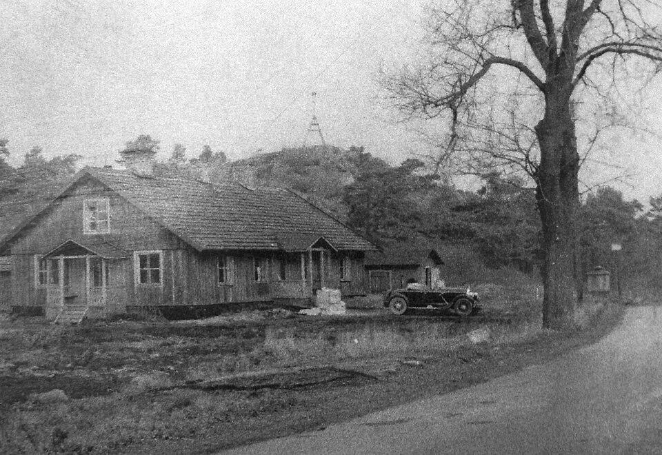 Grynkvarns gård vid Huddingevägen (idag Johanneshovsvägen) omkring 1930. I bakgrunden höjden vid Sköntorpsplan.