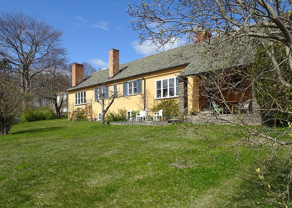 Sven Ivar Linds egen villa vid Kevinge strand 27 i , Danderyd, byggår 1945–1946.