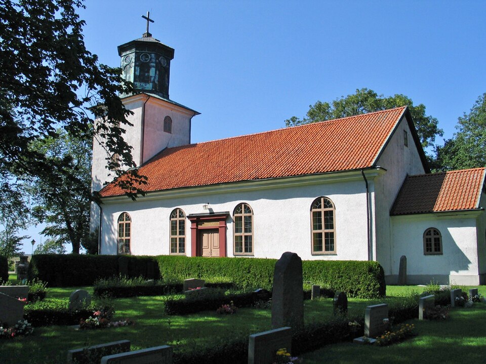 Segerstad Church. 1832, a decision was made to build a new church to the East of the old church's östtorn which was keep. But instead erected a new Church in the empire style of the ancients ' place b