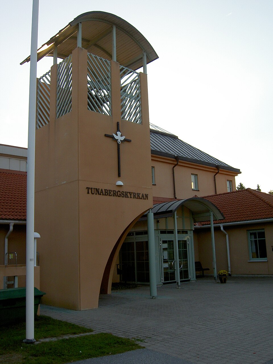 Vy av Tunabergskyrkans klocktorn. Härifrån kan man se kyrkans altare när kyrksalens dörrar är öppna. This is a photo of an ecclesiastical monument in Sweden, number 21320000019137 in the RAÄ buildings