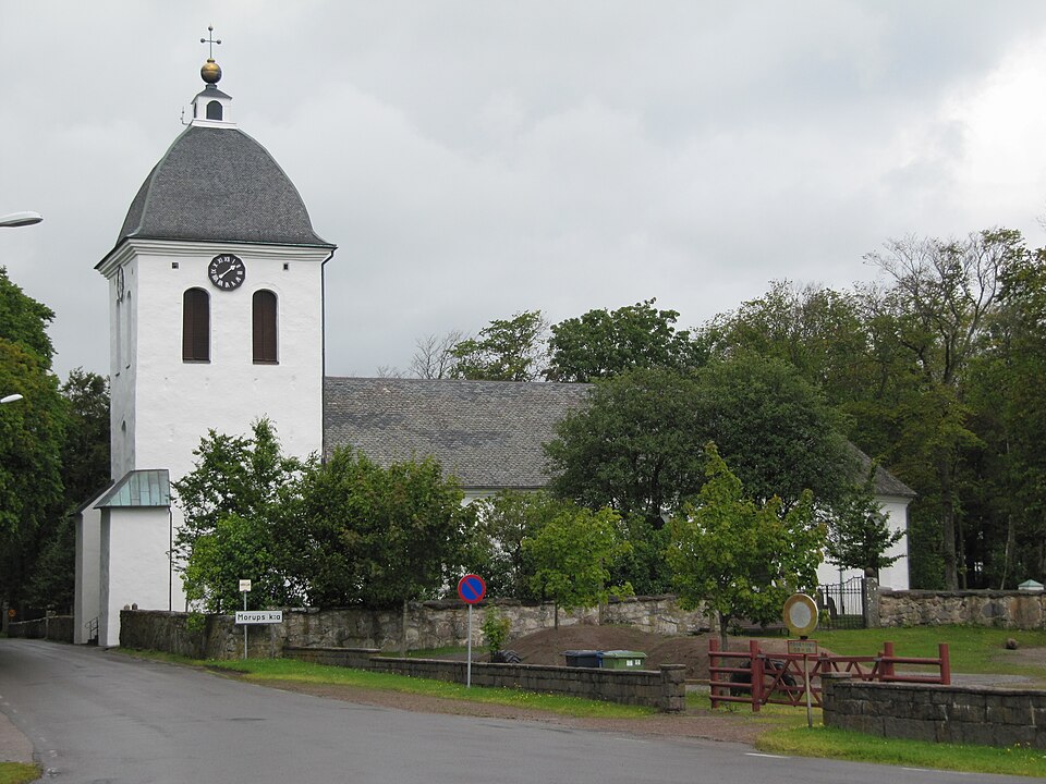 Morups kyrka från söder.