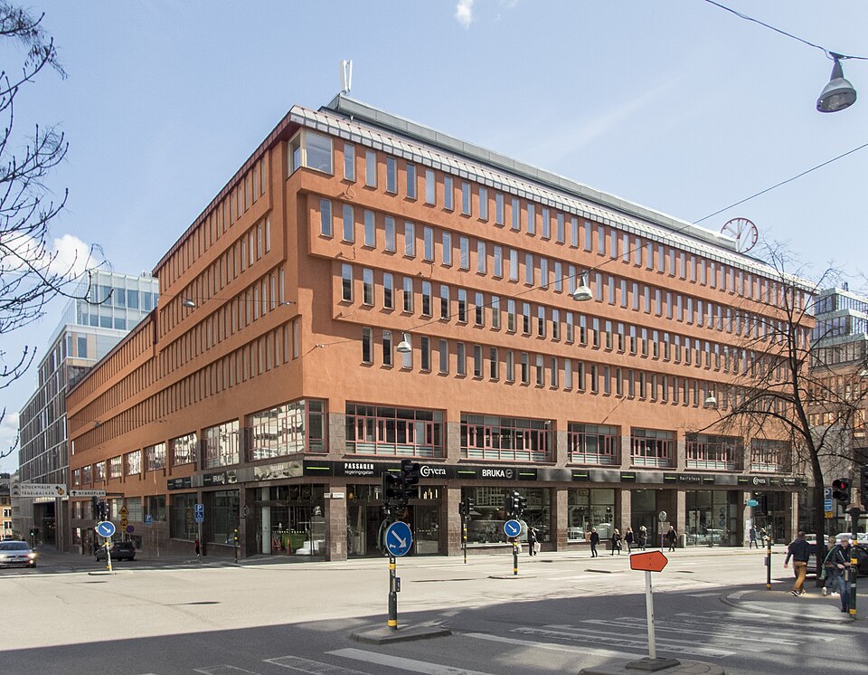 Hästen 21, Mäster Samuelsgatan 23-25, Regeringsgatan 42-44 Stockholm, Nybyggnadsår 1970 - 1973, AB Nordiska Kompaniet (Byggherre) Bengt Lindroos (Arkitekt) John Mattson Byggnads AB (Byggmästare) Sven