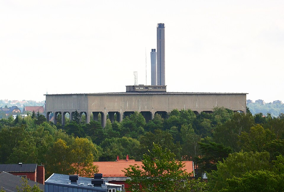 Uggleviksreservoaren i Lill-Jansskogen, Stockholm. Skorstenarna i bakgrunden tillhör Värtaverket i Hjorthagen.