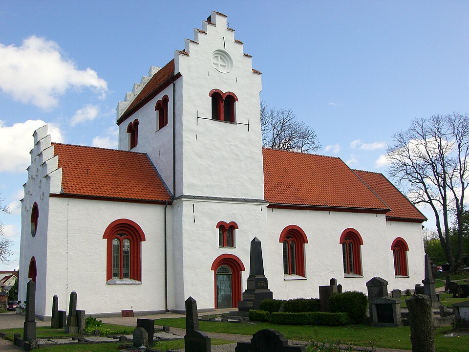 Hästveda kyrka, med rödmålade valvbågar.