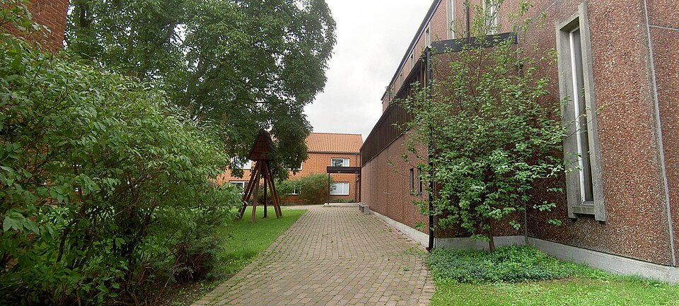 Laurentiistiftelsen i Lund. I mitten syns klockstapeln. Kyrkobyggnaden till höger. Skapad med hjälp av Adobe Photoshop och PTGui.