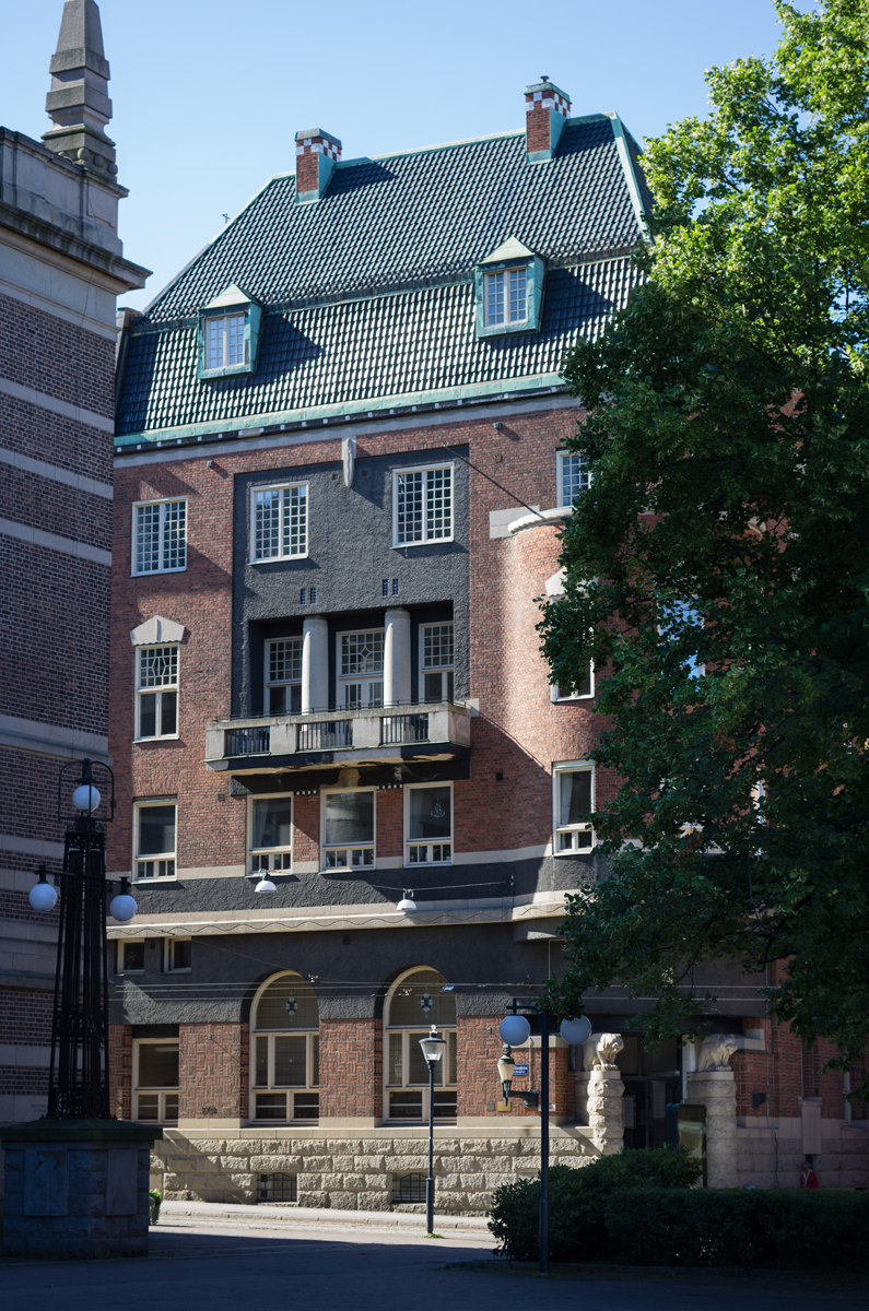 This landmark building built 1908 combines pre-modernist ideas with art noveau influences from contemporary Vienna. Architect: Carl Bergsten.