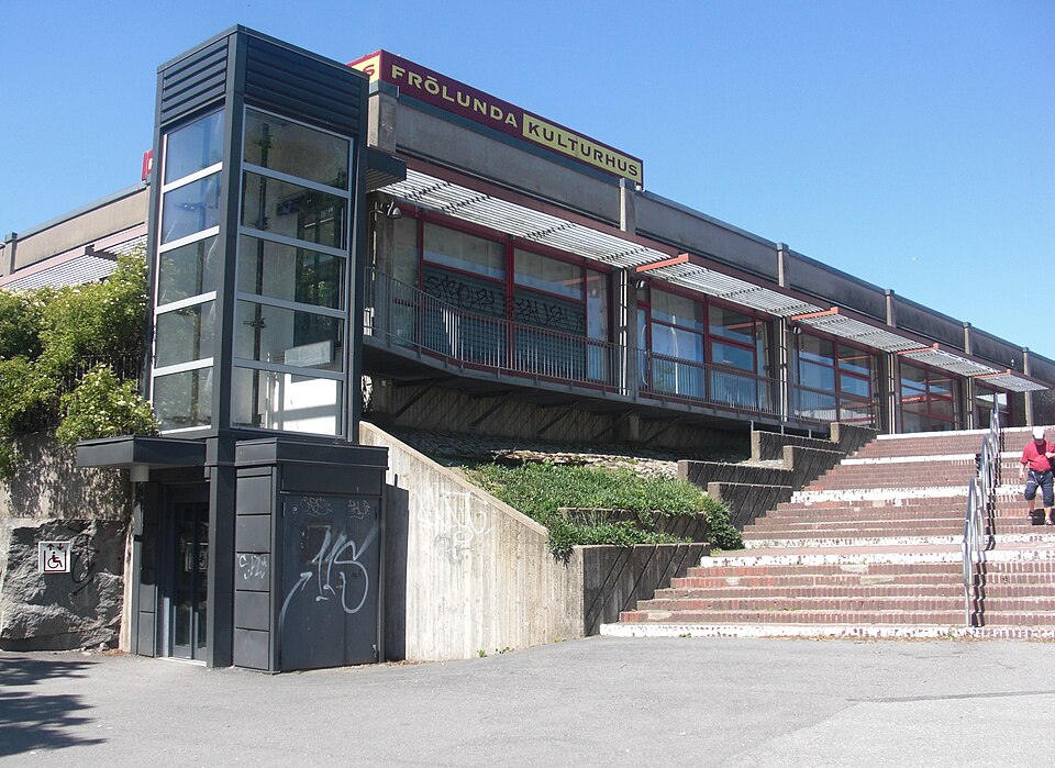 En bild som visar utsidan av Västra Frölunda kulturhus/bibliotek.