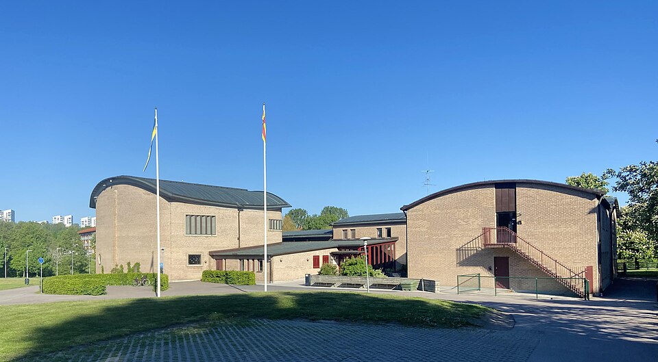 Berga kyrka, från parkering, maj 2024.