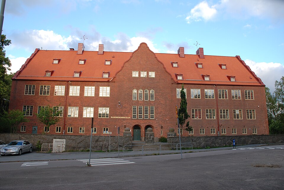 Rambergsskolan vid Övre Hallegatan 1 i stadsdelen Brämaregården på Hisingen i Göteborg.