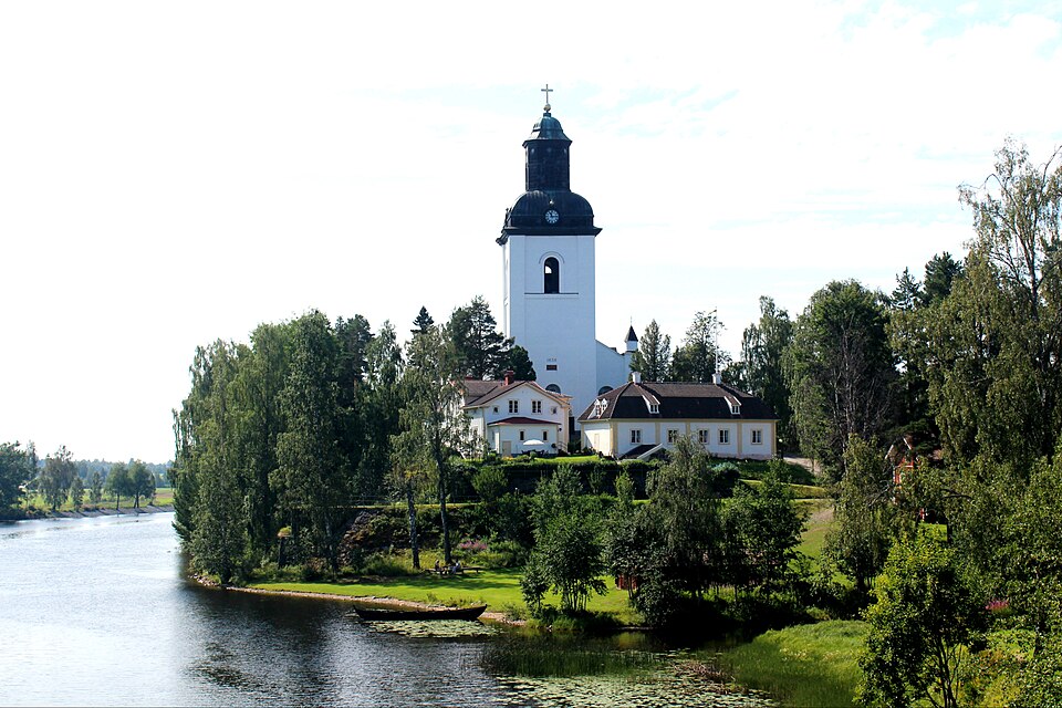 Utsikt från norr över Ljusnan, Järvsö kyrka och prästgården