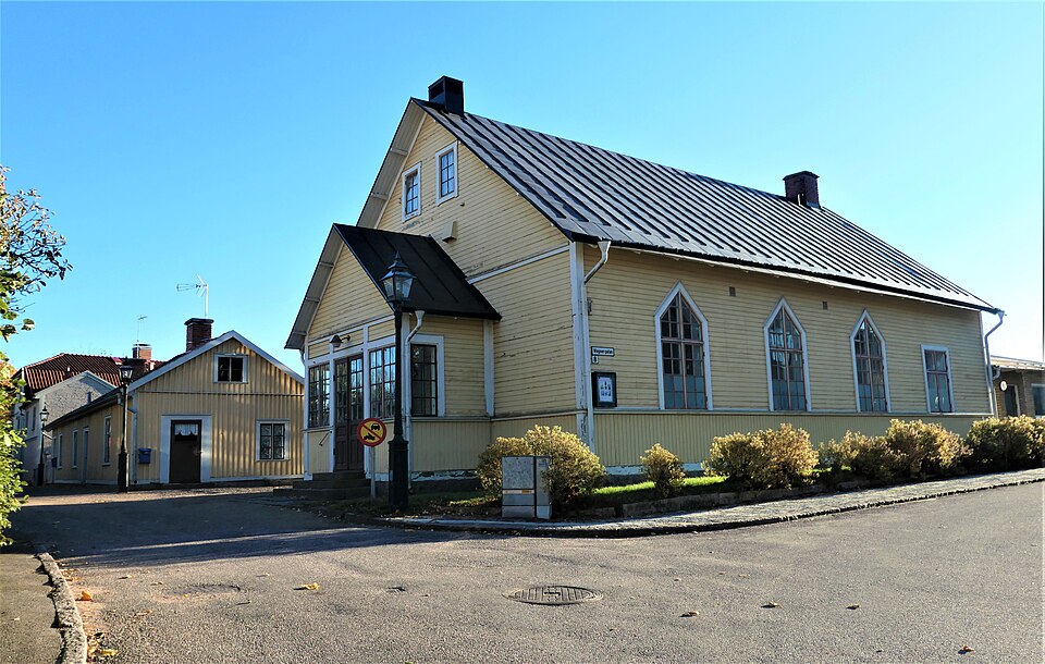 The former Hjo Baptist Church from 1922 at Wagnergatan 8 (Kopparslagaren 10) in Hjo, Sweden. The building is in the corner of Wagnergatan and Västergränd.