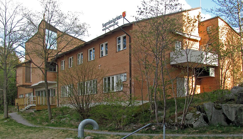 Famnen, kyrkobyggnad i Bromma, norra fasaden