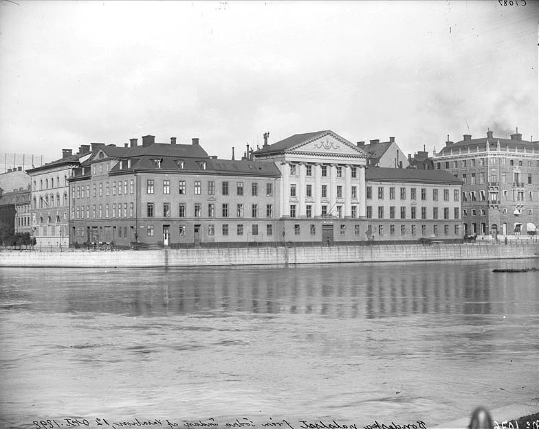 Strömgatan med Norrström i förgrunden kvarteret Rosenbad Den ståtliga byggnaden är Bondeska palatset, rivet året därpå, 1899.