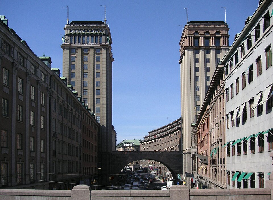 Kungsgatan i Stockholm västerut med Malmskillnadsbron i bakgrunden, vy från Regeringsgatans bro.