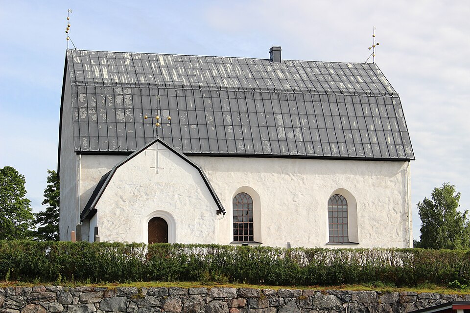 Tolfta kyrka från söder.