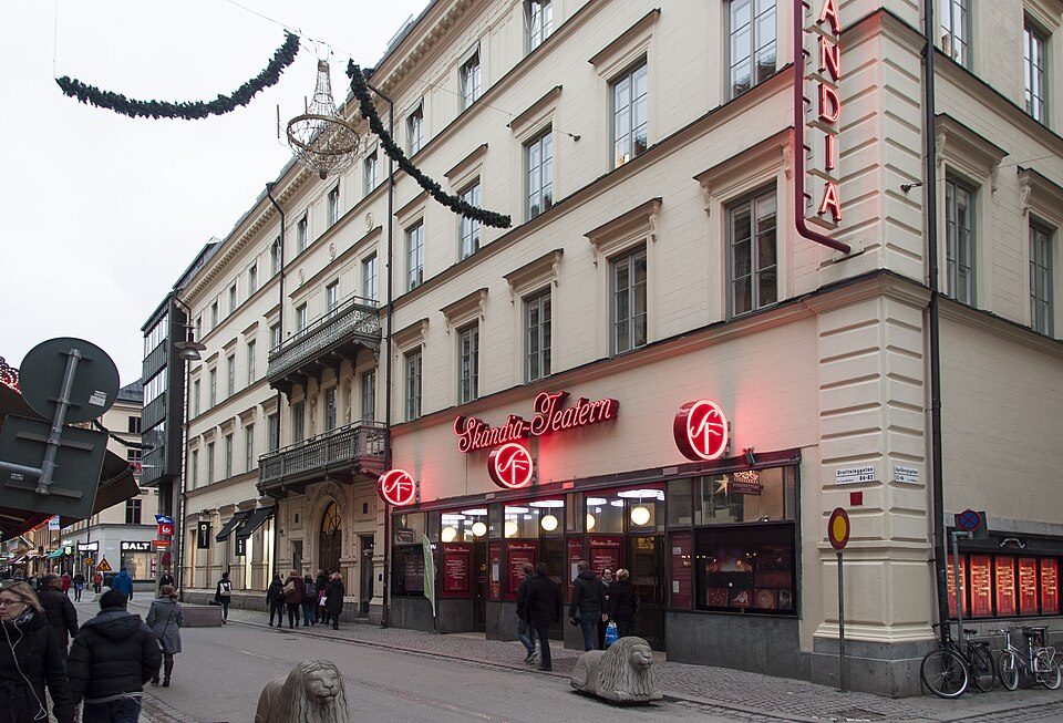 Warodellska huset, Svärdfisken 2, Drottninggatan 82, Apelbergsgatan 50-52 Nybyggnadsår 1851 - 1854 Fredrik Wilhelm Scholander (Arkitekt) L. I. Warodell (Byggherre) This is a photo of a building (witho