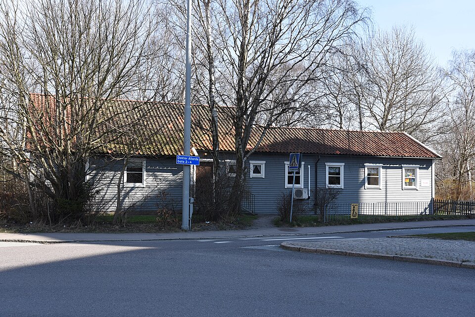 Barackkyrkan vid Doktor Allards Gata 2 i stadsdelen Guldheden i Göteborg.