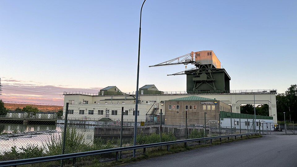 View of the power plant from the upper stream side