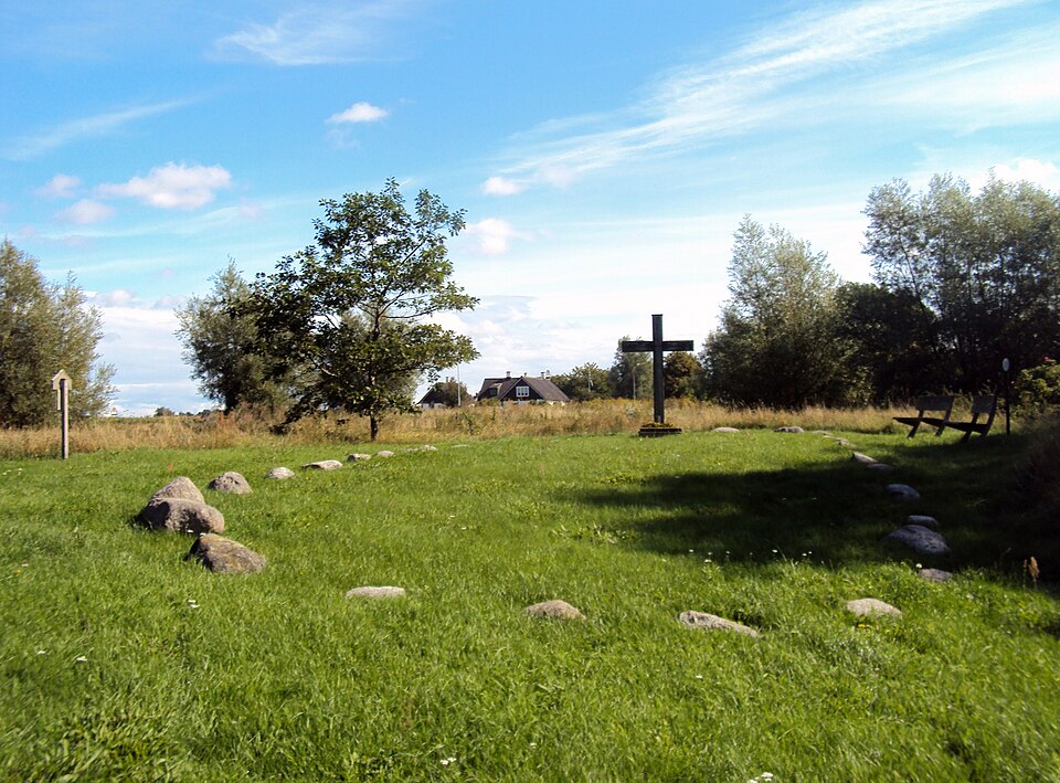 Kämpinge kyrkplats, stenarna markerar kyrkans placering