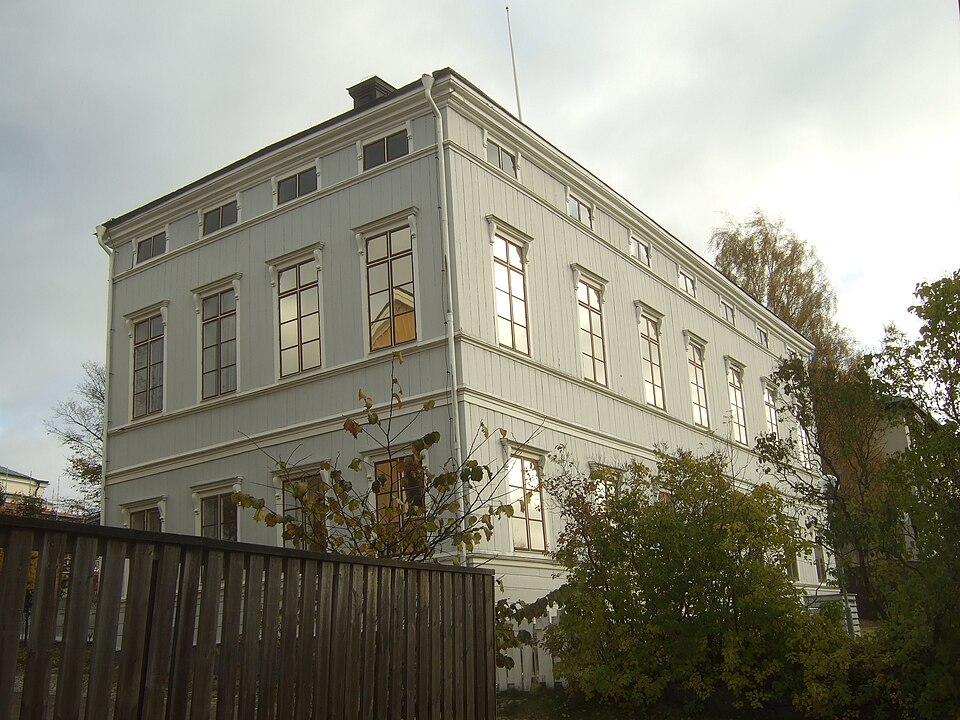 The house of "Domkapitelhuset" at Franzéngatan 14 in Härnösand, viewed from west