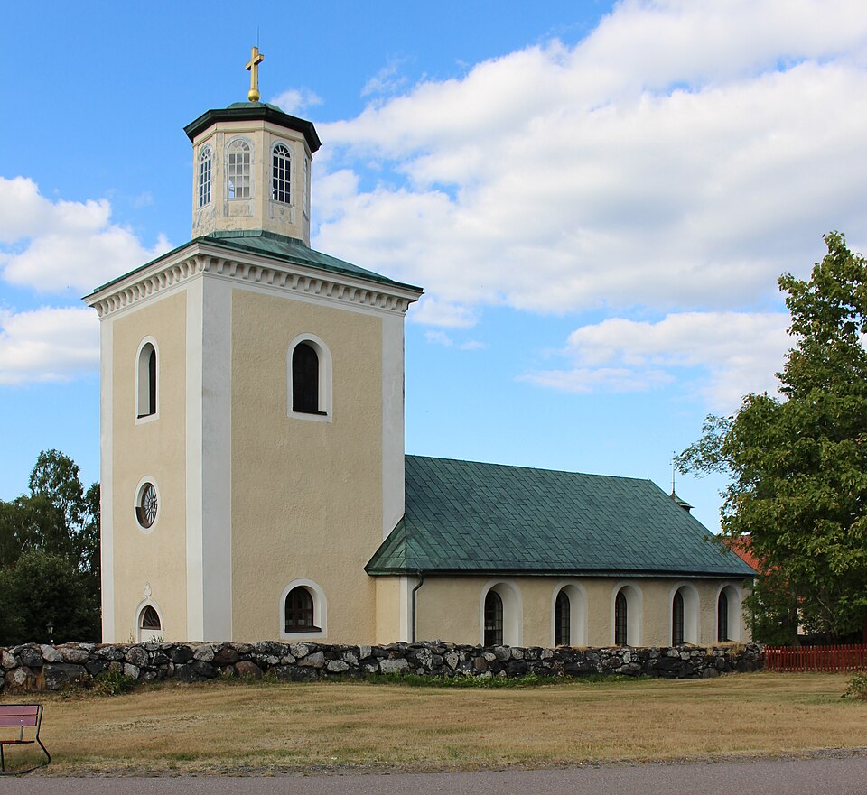 Östhammars kyrka från sydväst.