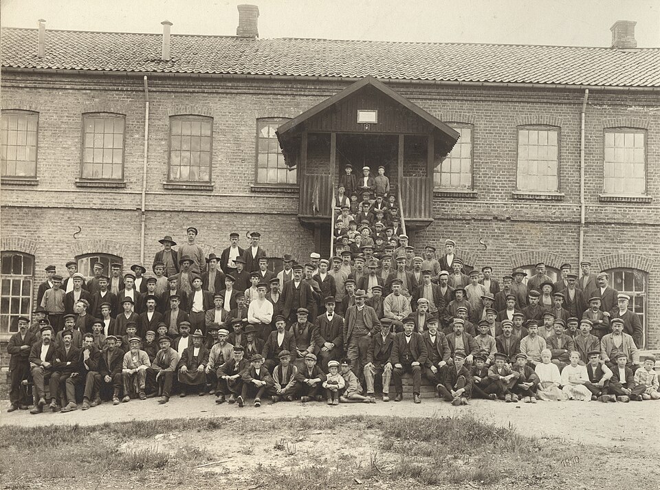 Bild som visar anställda vid Eda Glasbruk år 1910
