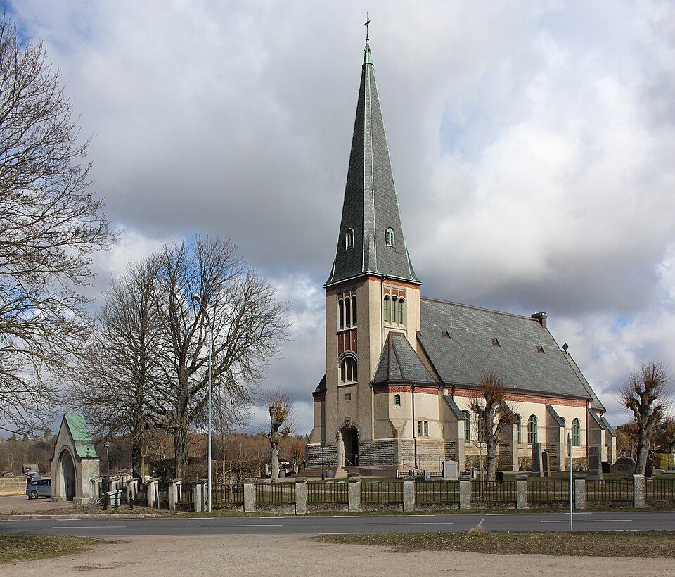 Tjärby kyrka med stiglucka från sydväst.
