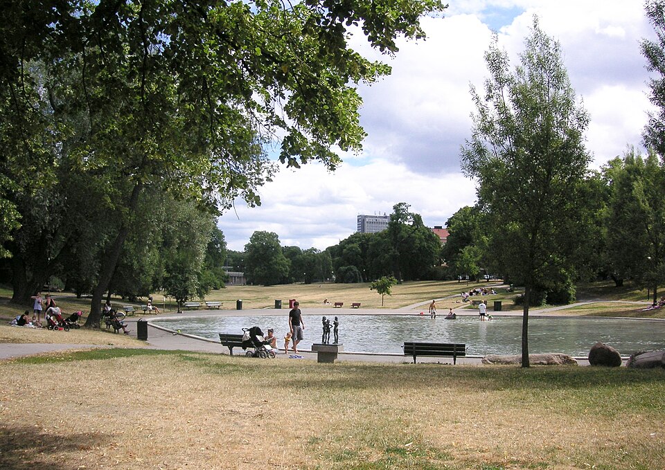 Fredhällsparken med plaskdammen på Kungsholmen i centrala Stockholm, sett från väster