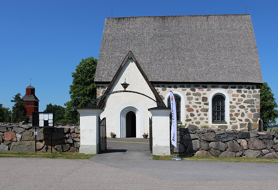 Skäfthammars kyrka från söder.