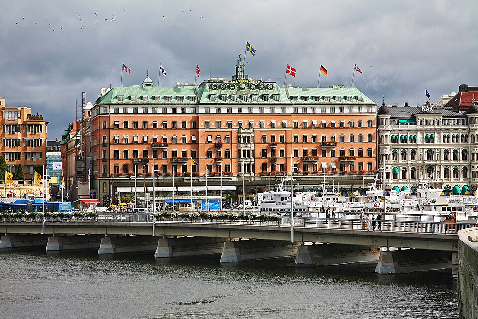 Stockholm (Schweden). Blick auf das Grand Hotel und auf das Fährterminal Strömkajen.