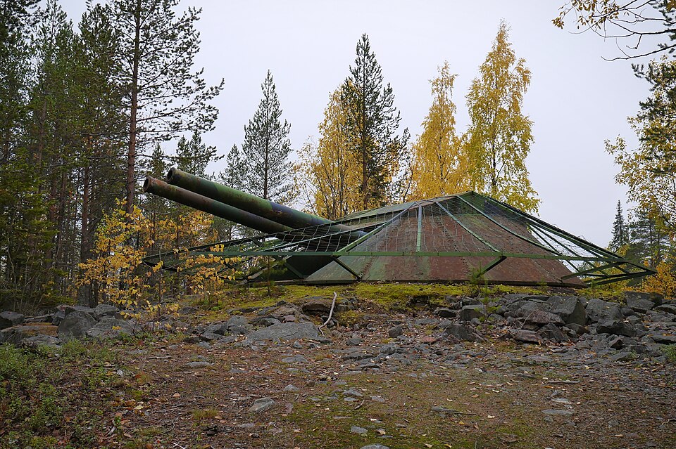 Siknäsbatteriet utgjorde en del av Kalixlinjen och huvudartilleriet bestod av åtta stycken 15,2 cm kanoner m/03 som stod i fyra dubbeltorn. Dessa hade tidigare suttit på pansarkryssaren Fylgia. Kanone