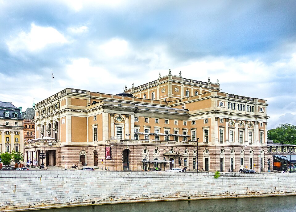 Kungliga Operan i Stockholm 2020, sett från Norrbro rakt norrut.