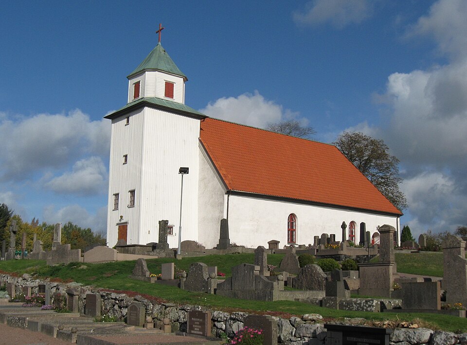 Romelanda kyrka sedd från sydväst