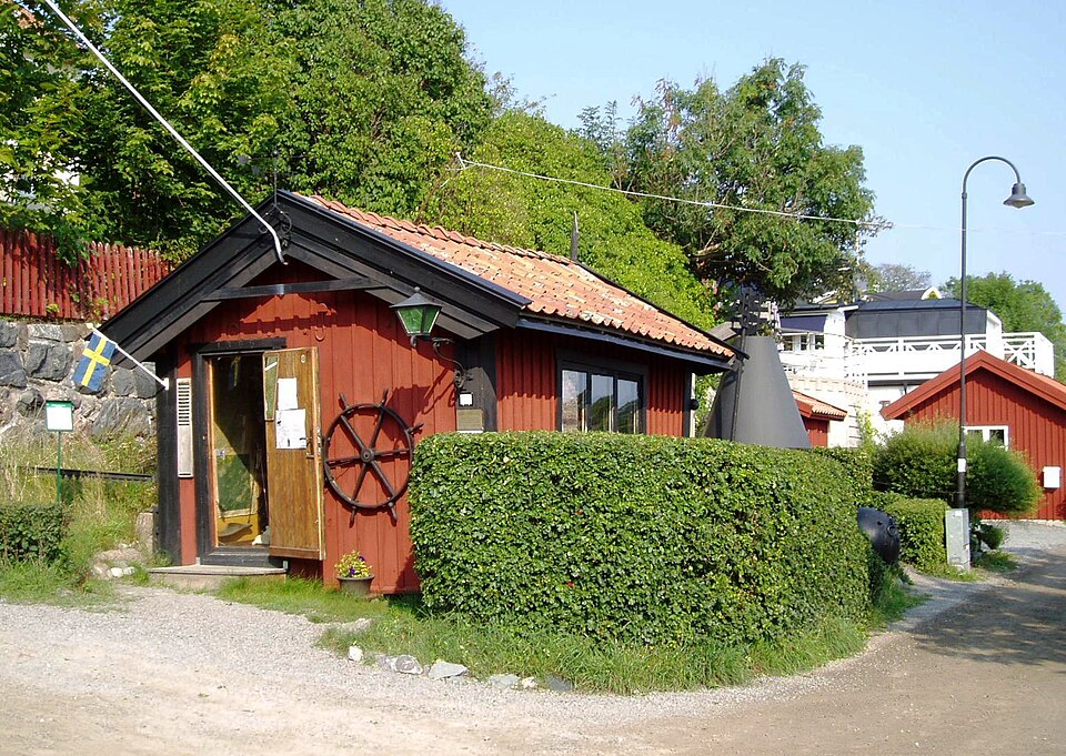 Anders Franzéns sjöbod, Dalarö, Haninge kommun, bakom huset rekonstruktion av en dykarklocka