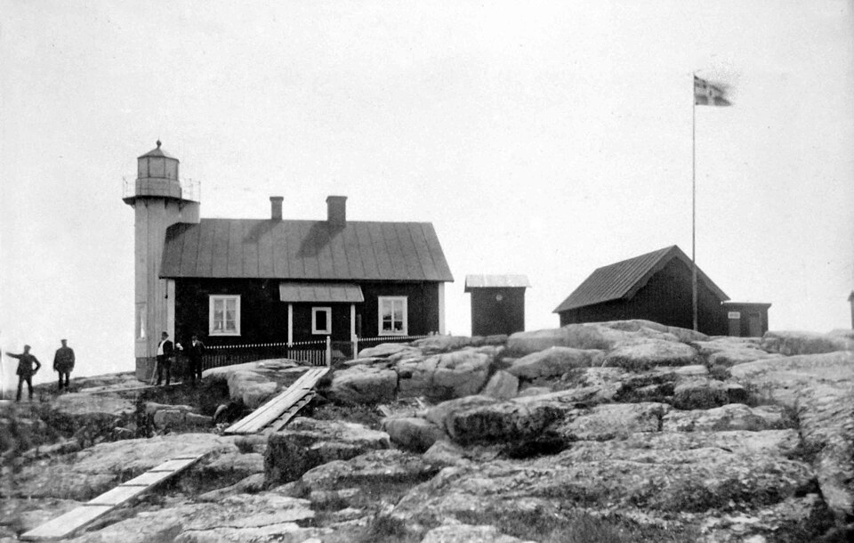 Agö fyr. Den ursprungliga fyren av trä på Agö.