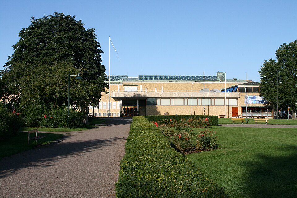 Östergötlands länsmuseum (county museum) in central Linköping, Sweden, main entrance seen from Raoul Wallenbergs plats (park). To the right is the restaurant "Hagdahls kök".