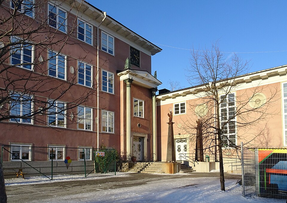 Sverigefinska skolan i Stockholm (före detta Fridhemsplans gymnasium, ursprungligen Norra kommunala mellanskolan), arkitekt Georg A. Nilsson. Skolbyggnaden vid Fridhemsplan har adress Fridhemsgatan 17
