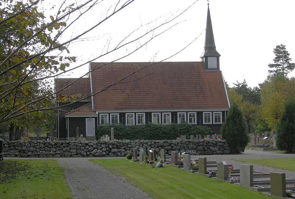 Resö kyrka fotograferad från kyrkogården