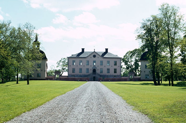 Hässelby Slott; gårdssidan med huvudbyggnad och flyglar