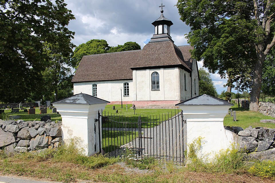 Teda kyrka och kyrkogårdsgrind från sydost.