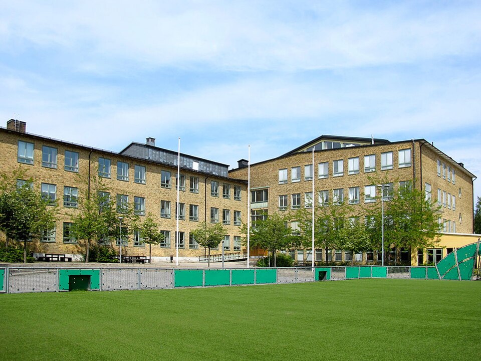 Aspuddens skola med fotbollsplan