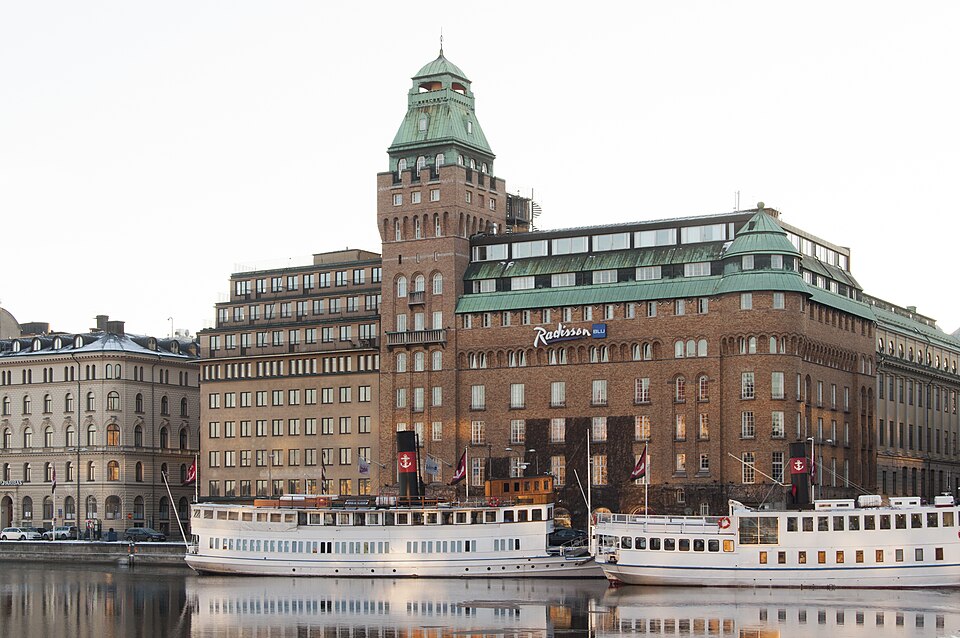 Strand Hotel, Stockholm. Kv Måns Bock 2, Stallgatan 8, Nybrokajen 9, Byggnadsår 1909-12, arkitekt Ludvig Peterson, byggherre Svenska frimurarorden, byggmästare O Herrström Måns Bock 3, Nybrokajen 7, T